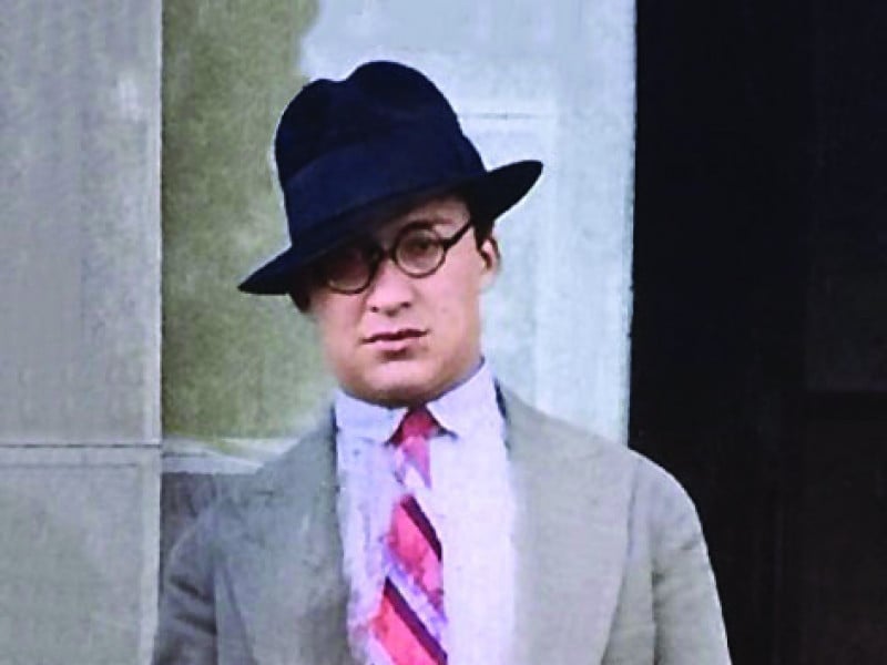 Um jovem Paulo Coelho faz uma pausa para o cigarro, em foto de 1929