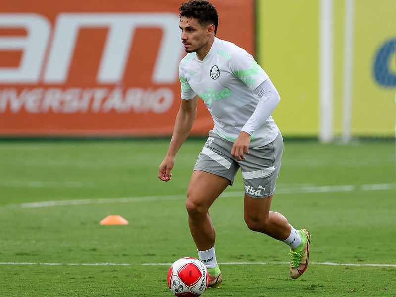 Meia voltou aos treinos com o grupo após ficar afastado por lesão ocular