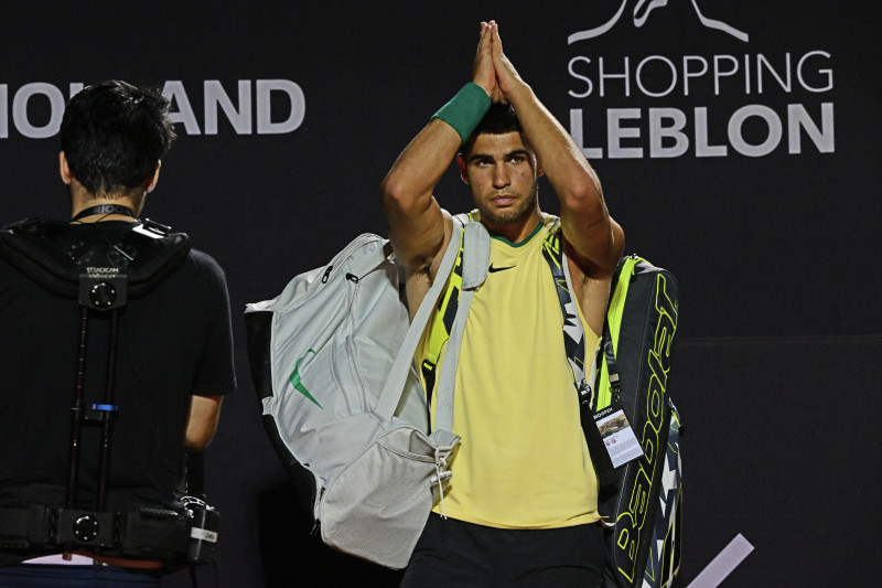Carlos Alcaraz, grande favorito ao título, teve que abandonar a partida contra Thiago Monteiro