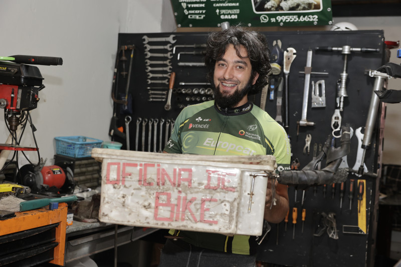  Vinicius Marques comanda a SOS Bike na Cidade Baixa e na orla Foto: T&Acirc;NIA MEINERZ/JC
