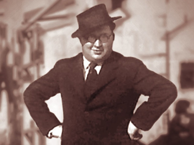 Em foto de 1932, Paulo Coelho faz pose em uma rua de Santa Maria