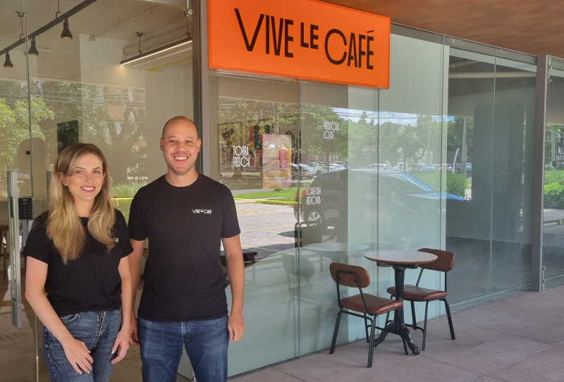 Sharon Hopperdizel e Diego Lima s&atilde;o os rostos por tr&aacute;s do Vive Le Cafe Foto: JAMIL AIQUEL/ESPECIAL/JC