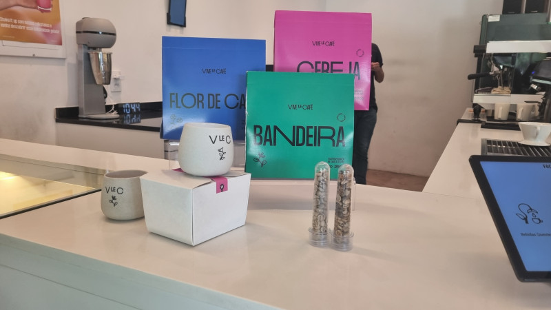 O empreendimento disponibiliza gr&atilde;os de caf&eacute;s especiais para a clientela  Foto: JAMIL AIQUEL/ESPECIAL/JC