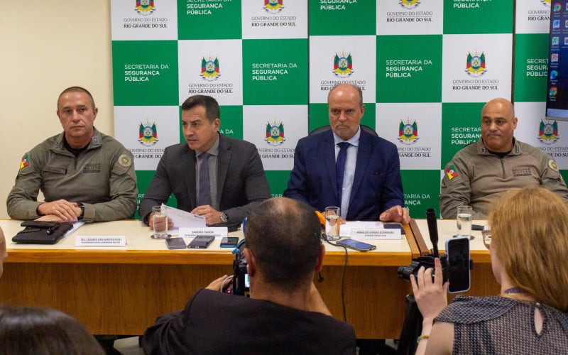 Coronel Claudio dos Santos Feoli (e), comandante da Brigada Militar, disse que corporação foi julgada por alguns "canalhas" como racista e despreparada