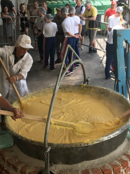 Festa da Uva distribui meia tonelada de polenta