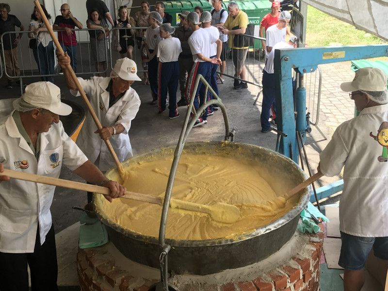  Cerca de 3 mil porções de polenta com ragu foram servidas gratuitamente aos visitantes