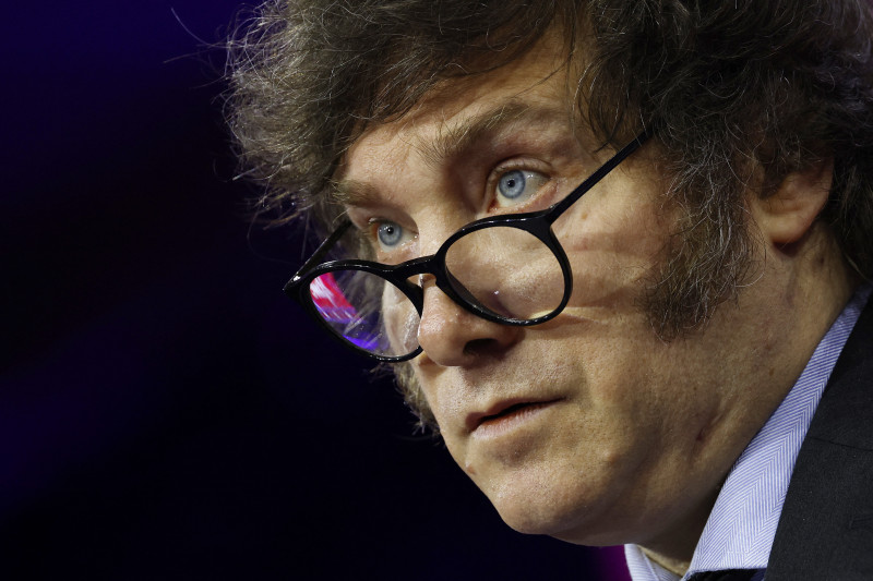 Milei desvalorizou o peso em mais de 50% logo após tomar posse 