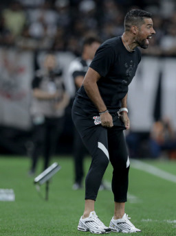 Mesmo com a derrota, treinador António Oliveira exaltou a atitude da torcida corintiana