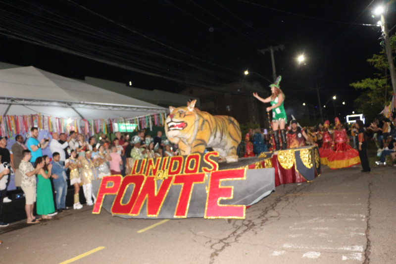 Festividades incluem o desfile de escolas de samba das duas cidades