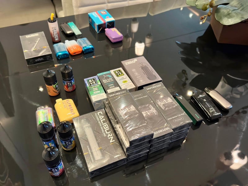 Foram apreendidos celulares, computador e diversos dispositivos eletrônicos para fumar