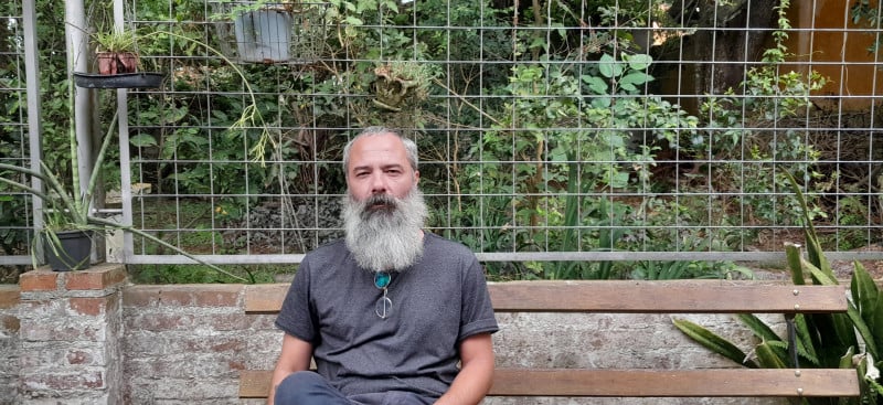 Morando no Laranjal, em Pelotas, artista diz se concentrar melhor no trabalho