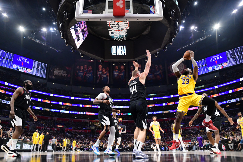 LeBron foi o cestinha da partida, com 34 pontos