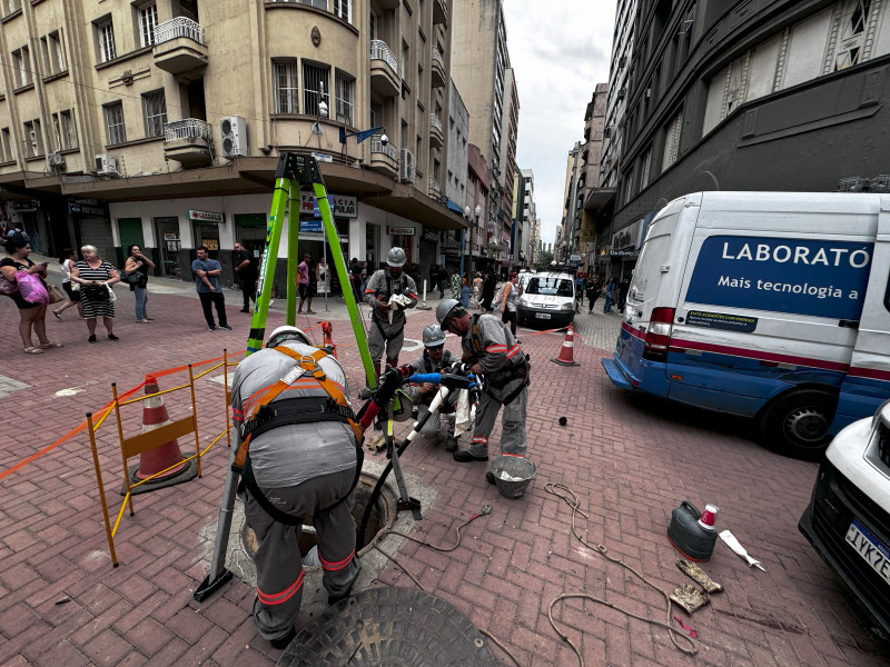 Lojas na rua dos Andradas fecham quase duas antes devido à falta de luz na região