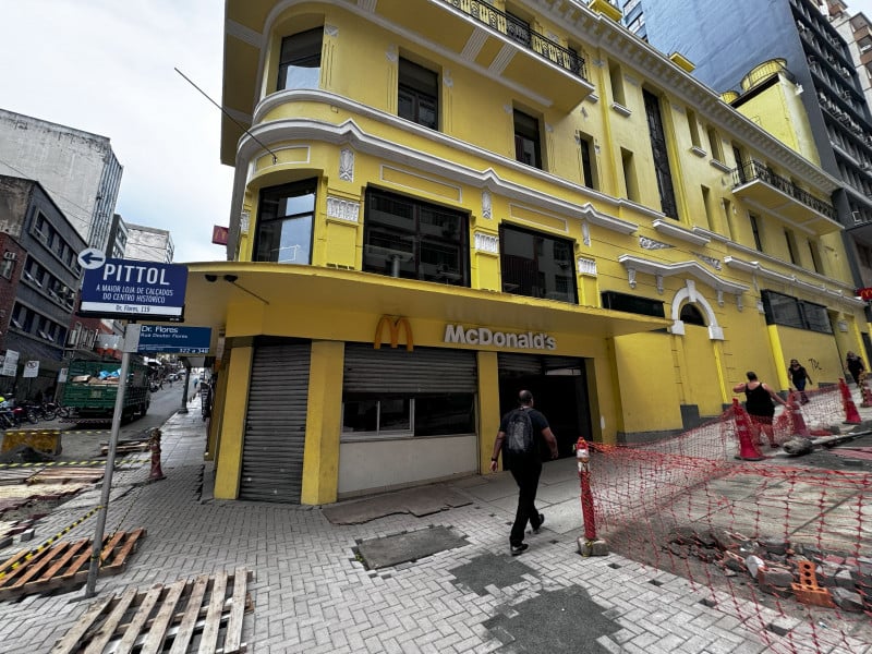 {'nm_midia_inter_thumb1':'https://www.jornaldocomercio.com/_midias/jpg/2024/02/29/206x137/1_minuto_varejo_centro_porto_alegre_falta_luz_ceee_lojas_fecham_mais_cedo_jornal_do_comercio-10486982.jpg', 'id_midia_tipo':'2', 'id_tetag_galer':'', 'id_midia':'65e114eacba6e', 'cd_midia':10486982, 'ds_midia_link': 'https://www.jornaldocomercio.com/_midias/jpg/2024/02/29/minuto_varejo_centro_porto_alegre_falta_luz_ceee_lojas_fecham_mais_cedo_jornal_do_comercio-10486982.jpg', 'ds_midia': 'Minuto Varejo - Falta de luz afeta lojas - centro de porto alegre - McDonald<aspa>s fecha mais cedo esquina rua Doutor Flores com rua dos Andradas ', 'ds_midia_credi': 'PATR&Iacute;CIA COMUNELLO/ESPECIAL/JC', 'ds_midia_titlo': 'Minuto Varejo - Falta de luz afeta lojas - centro de porto alegre - McDonald<aspa>s fecha mais cedo esquina rua Doutor Flores com rua dos Andradas ', 'cd_tetag': '1', 'cd_midia_w': '800', 'cd_midia_h': '600', 'align': 'Left'}