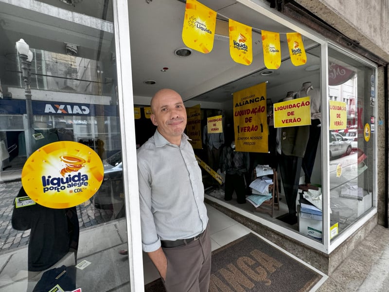 {'nm_midia_inter_thumb1':'https://www.jornaldocomercio.com/_midias/jpg/2024/02/29/206x137/1_minuto_varejo_liquida_porto_alegre_lojas_campanha_centro_jornal_do_comercio5-10486967.jpg', 'id_midia_tipo':'2', 'id_tetag_galer':'', 'id_midia':'65e103583a44f', 'cd_midia':10486967, 'ds_midia_link': 'https://www.jornaldocomercio.com/_midias/jpg/2024/02/29/minuto_varejo_liquida_porto_alegre_lojas_campanha_centro_jornal_do_comercio5-10486967.jpg', 'ds_midia': 'Fialho, vendedor de roupas, só lamentou a falta de luz no Centro', 'ds_midia_credi': 'PATRICIA COMUNELLO/ESPECIAL/JC', 'ds_midia_titlo': 'Fialho, vendedor de roupas, só lamentou a falta de luz no Centro', 'cd_tetag': '1', 'cd_midia_w': '800', 'cd_midia_h': '600', 'align': 'Left'}