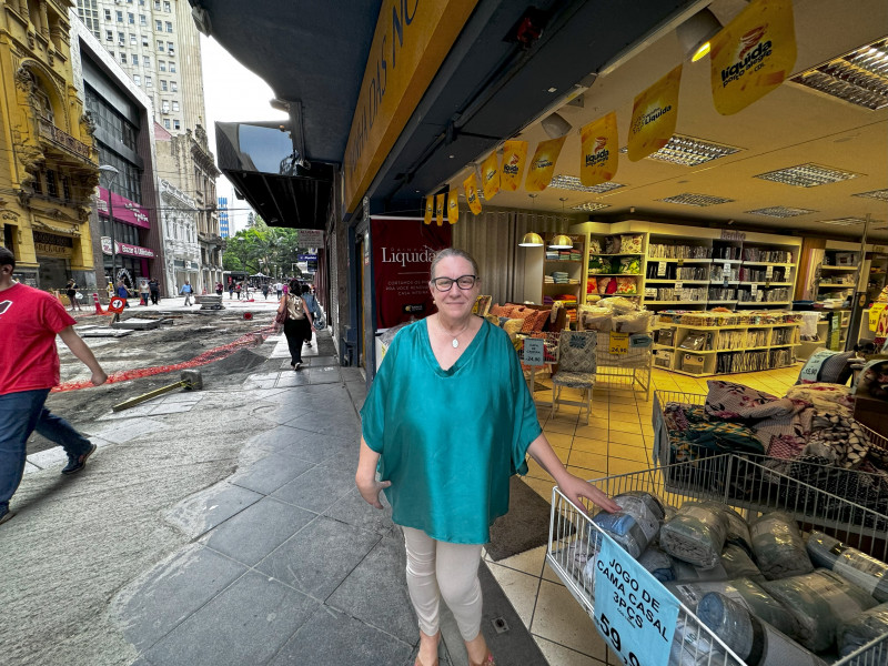 {'nm_midia_inter_thumb1':'https://www.jornaldocomercio.com/_midias/jpg/2024/02/29/206x137/1_minuto_varejo_liquida_porto_alegre_lojas_obras_centro_jornal_do_comercio-10486867.jpg', 'id_midia_tipo':'2', 'id_tetag_galer':'', 'id_midia':'65e0fa6b20e5a', 'cd_midia':10486867, 'ds_midia_link': 'https://www.jornaldocomercio.com/_midias/jpg/2024/02/29/minuto_varejo_liquida_porto_alegre_lojas_obras_centro_jornal_do_comercio-10486867.jpg', 'ds_midia': 'Minuto Varejo - Liquida Porto Alegre - 2024 - rua dos andradas - promoções - lojas - consumidores - rua da praia - rainha das noivas - elizabeth Collar - supervisora', 'ds_midia_credi': 'PATRÍCIA COMUNELLO/ESPECIAL/JC', 'ds_midia_titlo': 'Minuto Varejo - Liquida Porto Alegre - 2024 - rua dos andradas - promoções - lojas - consumidores - rua da praia - rainha das noivas - elizabeth Collar - supervisora', 'cd_tetag': '1', 'cd_midia_w': '800', 'cd_midia_h': '600', 'align': 'Left'}