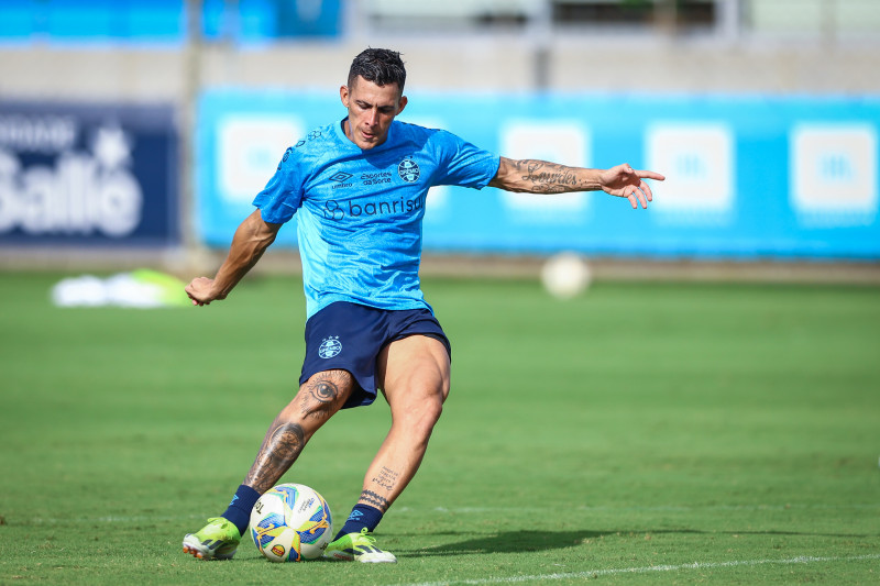 Por outro lado, o goleiro Marchesín possui uma contusão muscular de grau I na coxa esquerda, e está fora do duelo com o alvirrubro de Bagé
