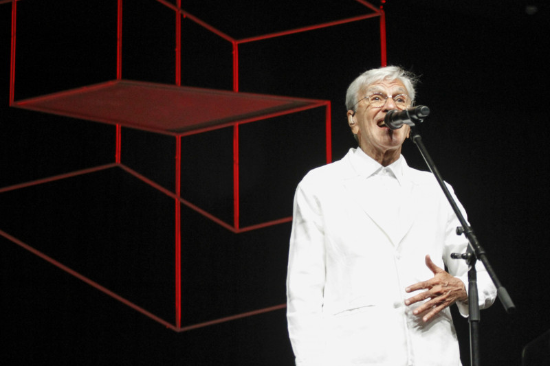 Apresentação de sexta-feira (01) de Caetano Veloso uniu clássicos e canções do recente 'Meu Coco', com ótima recepção do público