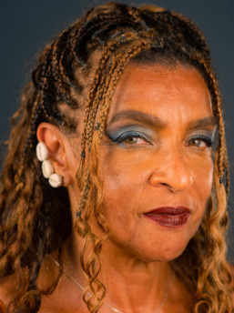 Multiartista Elisa Lucinda apresenta espetáculo de improviso que reúne poemas e canções nesta quinta-feira (7), às 20h, no Espaço 512, com entrada franca 