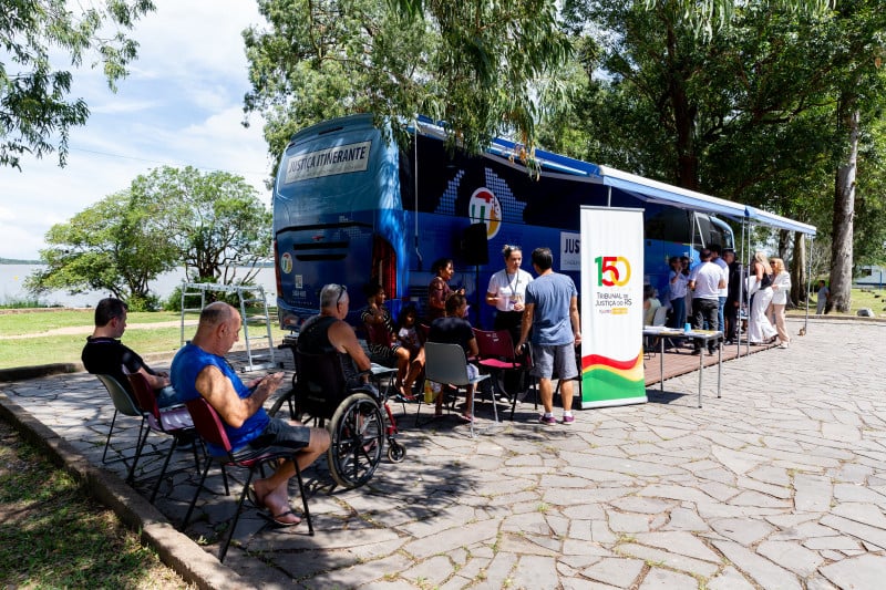 No bairro Belém Novo, ônibus do Judiciário realiza atendimento de demandas da população