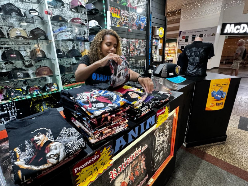 {'nm_midia_inter_thumb1':'https://www.jornaldocomercio.com/_midias/jpg/2024/03/04/206x137/1_minuto_varejo_liquida_porto_alegre_obanimes_rua_da_praia_shopping_jornal_do_comercio-10489596.jpeg', 'id_midia_tipo':'2', 'id_tetag_galer':'', 'id_midia':'65e6253a7ad1f', 'cd_midia':10489596, 'ds_midia_link': 'https://www.jornaldocomercio.com/_midias/jpg/2024/03/04/minuto_varejo_liquida_porto_alegre_obanimes_rua_da_praia_shopping_jornal_do_comercio-10489596.jpeg', 'ds_midia': 'Minuto Varejo - Liquida Porto Alegre - vendas - Rua da Praia Shopping - loja Obanimes - Juliana Santos - lojista -  ', 'ds_midia_credi': 'PATRÍCIA COMUNELLO/ESPECIAL/JC', 'ds_midia_titlo': 'Minuto Varejo - Liquida Porto Alegre - vendas - Rua da Praia Shopping - loja Obanimes - Juliana Santos - lojista -  ', 'cd_tetag': '1', 'cd_midia_w': '800', 'cd_midia_h': '600', 'align': 'Left'}