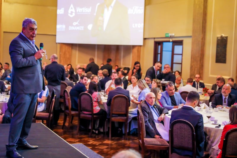 Melo vai entrar na Justiça contra telefônicas para corte de fios em Porto Alegre