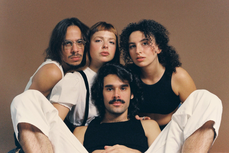 Resultado da reunião de artistas da nova geração da MPB, o grupo Bala Desejo traz sua turnê de despedida ao Opinião nesta sexta-feira
