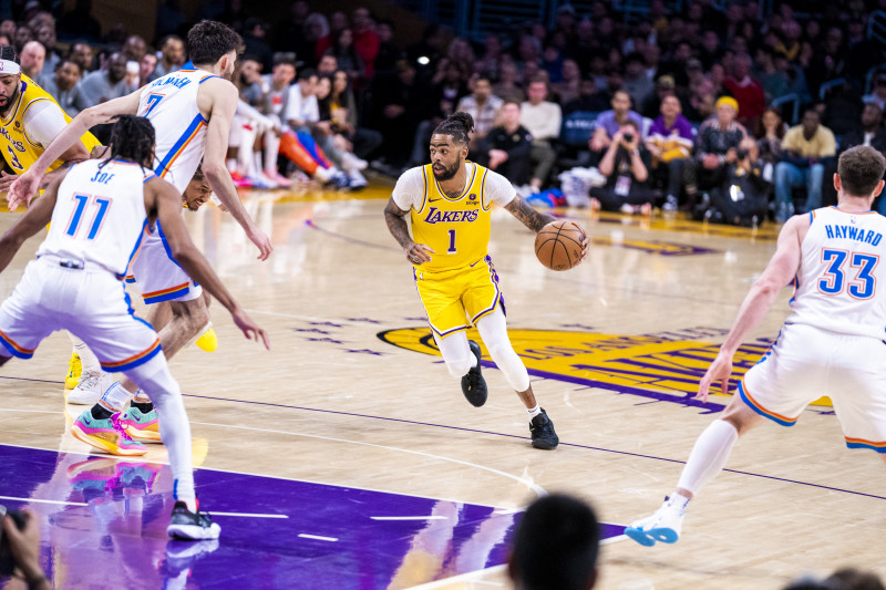 Los Angeles Lakers bate Oklahoma City Thunder com atuação decisiva de Russell