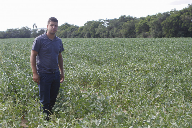 Gonçalves, produtor de soja da zona rural, faz o plantio em 150 hectares arrendados em duas propriedades na Capital