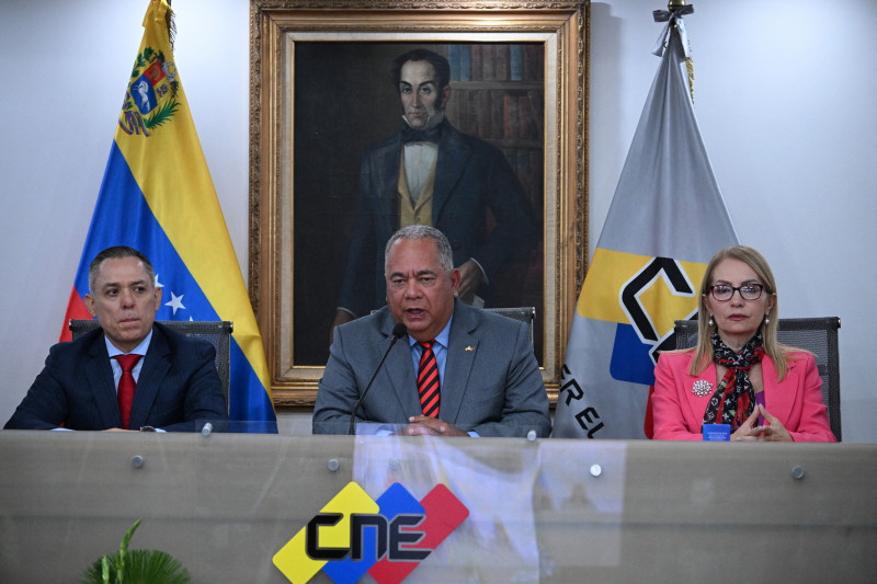 O presidente do CNE, Elvis Amoroso (centro), indicou que o calend&aacute;rio foi aprovado "por unanimidade"