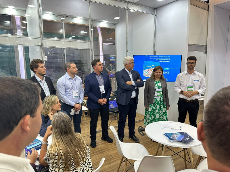 Klinger (d) comandou a assinatura do Aviso Público para construção de novo píer de graneis líquidos