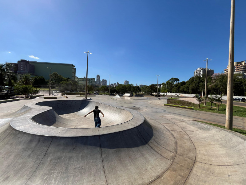 A nova pista de skate dispõe de diversos obstáculos 