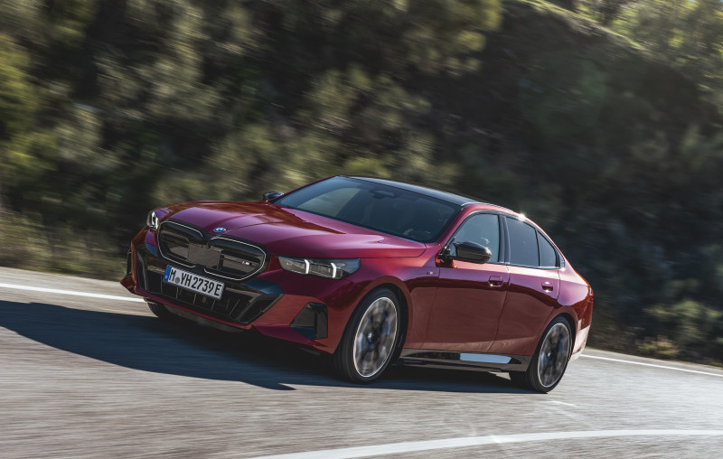 Carro possui estacionamento automático que dispensa o motorista até de acelerar e frear