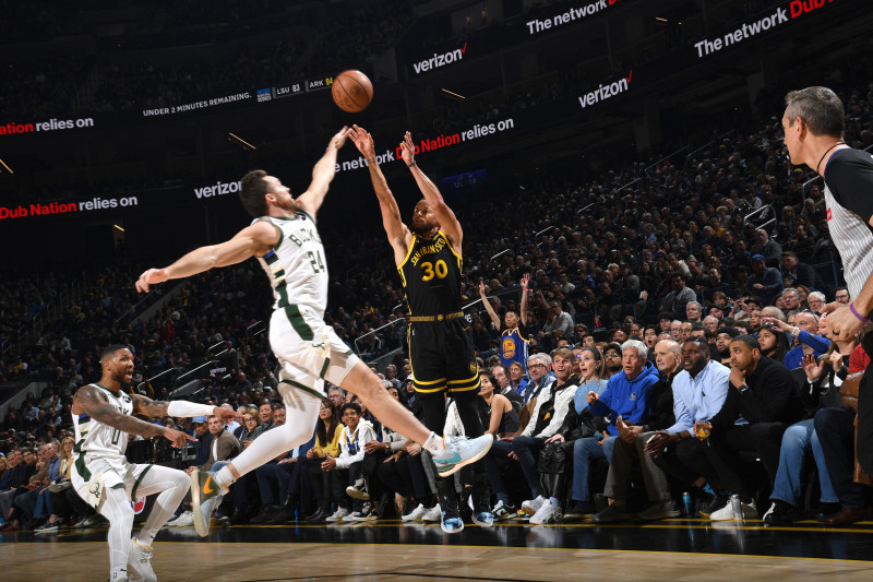 Na partida, Curry fez 29 pontos, pegou oito rebotes e deu cinco assistências