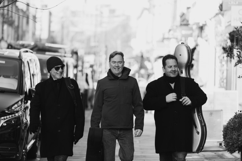 Com Daniel Wolff (centro) e Rodrigo Alquati (dir), durante temporada londrina