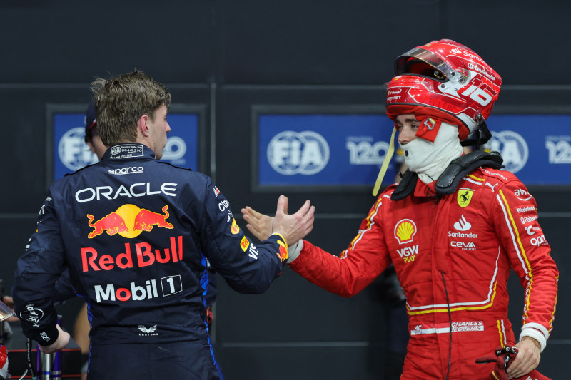Max Verstappen (E) larga na primeira fila ao lado de Charles Leclerc (D)
