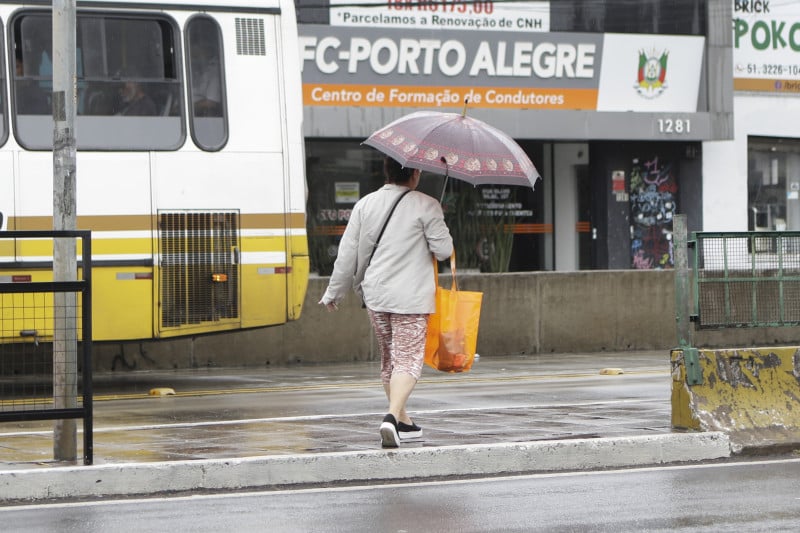 Defesa Civil do Rio Grande do Sul emitiu aviso sobre previsão de tempestades com chuva forte, rajadas de vento intensas e granizo isolado, entre a sexta-feira (9) e o sábado (10)