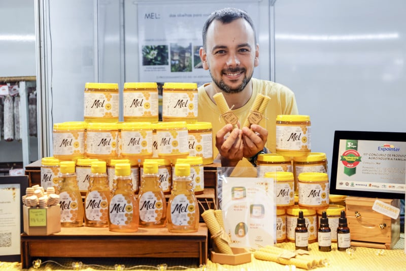 Emanuel Hollenbach come&ccedil;ou em 2017 a estruturar a agroind&uacute;stria  VivaFlor Produtos Naturais, que ficou pronta em 2020