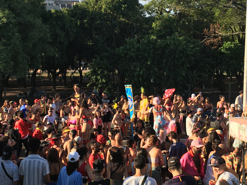Para quem consome &aacute;lcool, a orienta&ccedil;&atilde;o &eacute; n&atilde;o beber r&aacute;pido e intercalar com &aacute;gua mineral