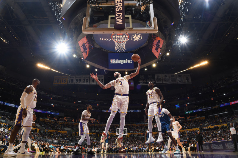 Mesmo com LeBron James em quadra, o pivô assumiu o protagonismo na vitória dos Lakers