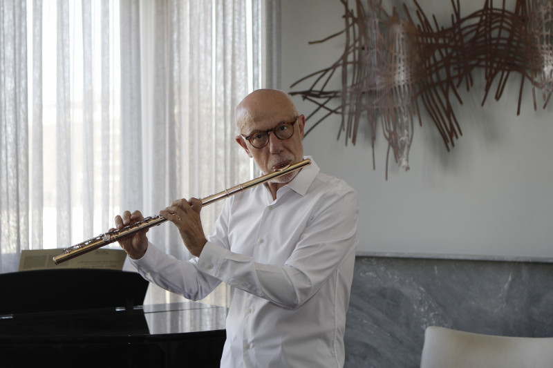 Para os próximos meses, Ayres Pothoff está envolvido com os lançamentos de dois livros e de um álbum gravado em Londres, na Inglaterra