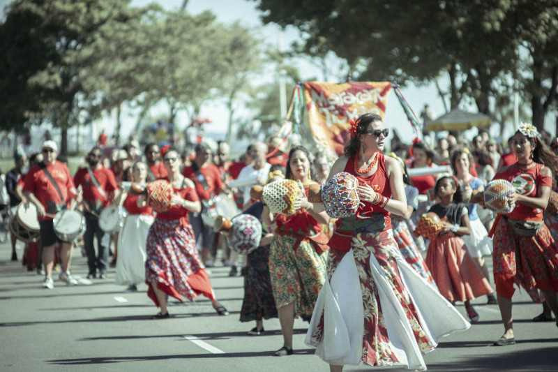 Circuito das Famílias acontece neste domingo na Praça das Nações, com Toque de Comadre, La Brasa Lunera, Maracatú Truvão (foto) e Bloco Afrosul Odomodê 