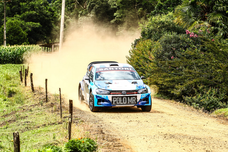 Mais de 15 carros devem compor o grid para a abertura da competição