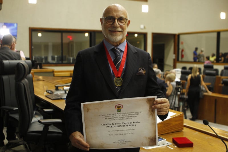 Paulo Afonso Pereira recebeu o título de Cidadão de Porto Alegre 