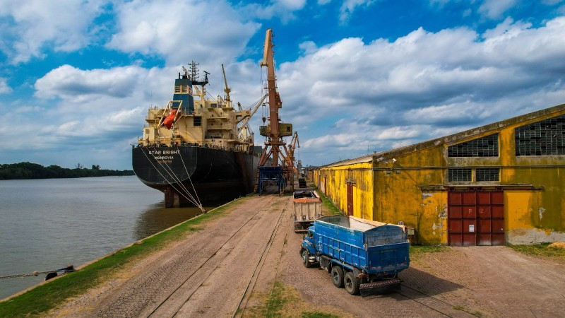 Nos primeiros 60 dias de 2024, passaram pelo cais comercial porto-alegrense 43 embarcações 