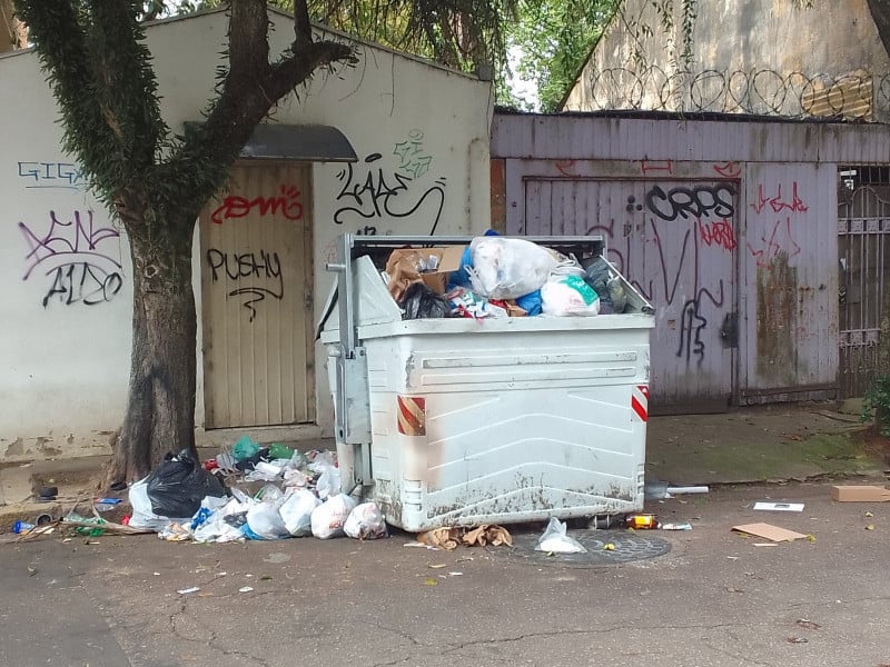 Lixo seco que é depositado nos contêineres não irá para a reciclagem