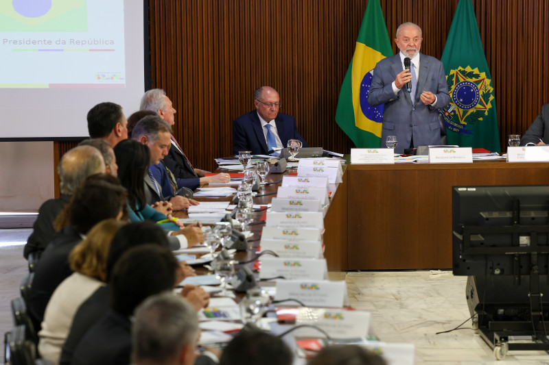 Presidente Lula cobra de ministros defesa da gestão