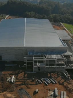 Ao completar 30 anos, empresa da Serra triplica a produção de vidros para a construção civil