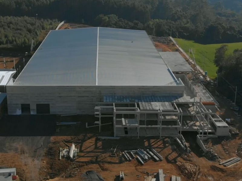 Nova planta industrial terá capacidade para produzir 150 mil metros quadrados de vidros por mês