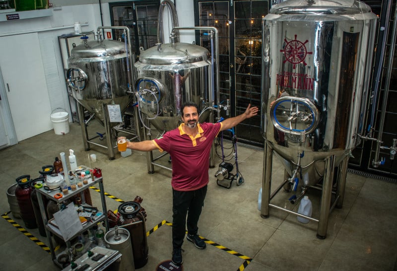 O local conta com seis tanques de fermenta&ccedil;&atilde;o para a produ&ccedil;&atilde;o das cervejas  Foto: DANI BARCELLOS/DIVULGA&Ccedil;&Atilde;O/JC